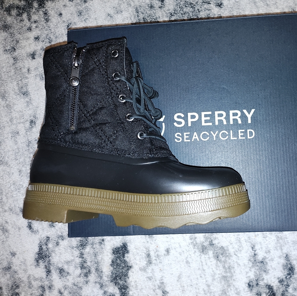 Stylish Black and Tan Sperry Winter Boots - Picture 5 of 7